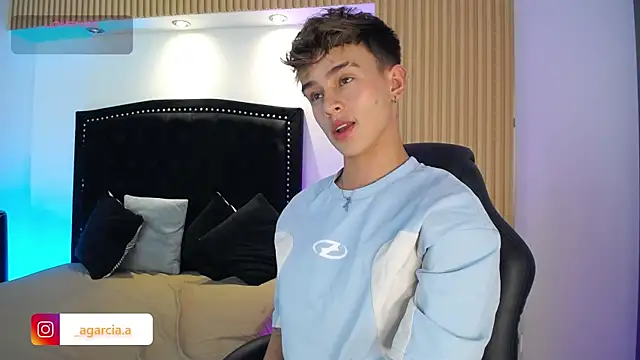 LiamWildx20 online show from April 19, 2026, 9:39 pm