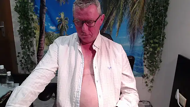 Snapshot of JamesBauer chatting on December 4, 2025, 4:33 am JamesBauer online show from December 4, 2025, 4:33 am