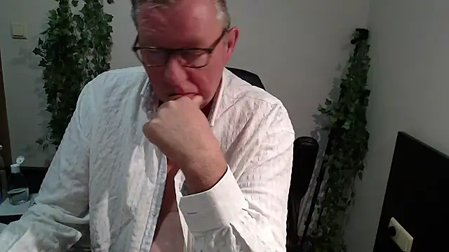 Snapshot of JamesBauer chatting on September 27, 2025, 3:45 am JamesBauer online show from September 27, 2025, 3:45 am