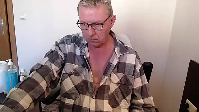 Snapshot of JamesBauer chatting on October 19, 2025, 8:28 am JamesBauer online show from October 19, 2025, 8:28 am