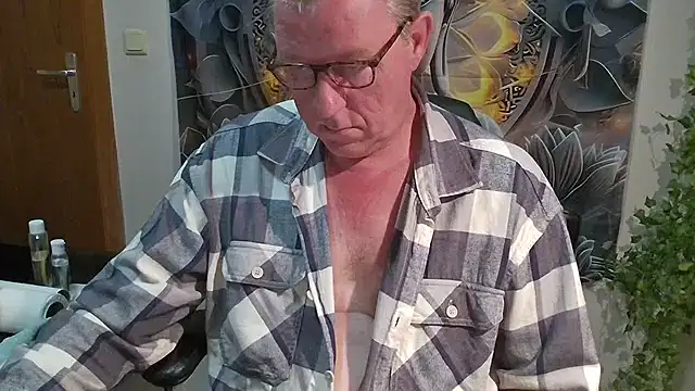 Snapshot of JamesBauer chatting on November 9, 2025, 4:38 am JamesBauer online show from November 9, 2025, 4:38 am