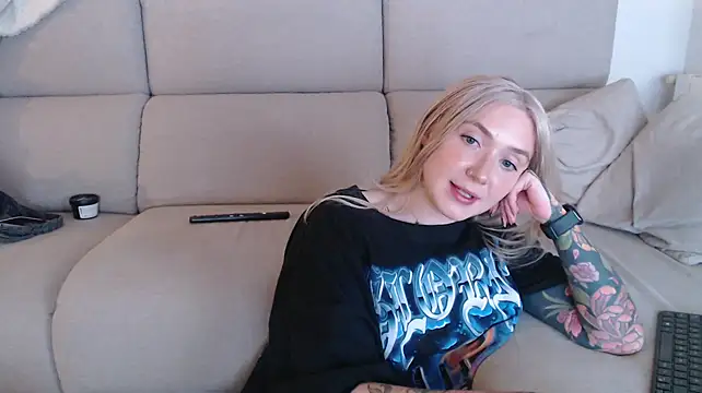 tattoobbgirl online show from September 27, 2025, 5:08 pm