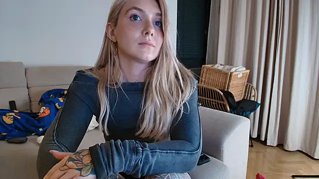 tattoobbgirl online show from April 18, 2026, 7:58 pm