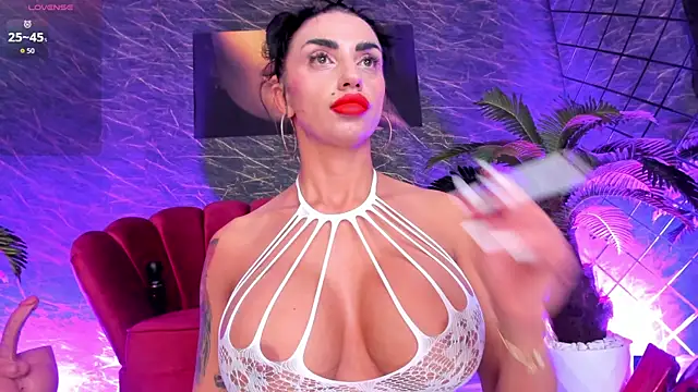 Snapshot of IzabelaTessa chatting on June 1, 2026, 7:02 pm IzabelaTessa online show from June 1, 2026, 7:02 pm