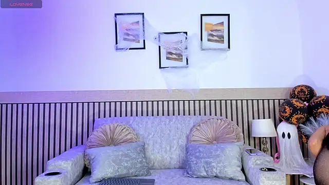 hanna mils online show from October 22, 2025, 4:23 am