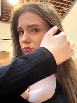 MilaBee online show from September 19, 2025, 9:46 am