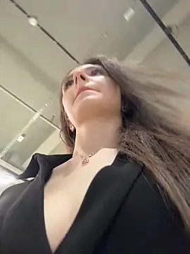 Snapshot of MilaBee chatting on February 19, 2026, 11:18 am MilaBee online show from February 19, 2026, 11:18 am