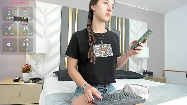 SaraJonness online show from November 1, 2025, 1:05 pm