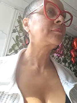 Amadamilf1980 online show from September 26, 2025, 1:40 pm