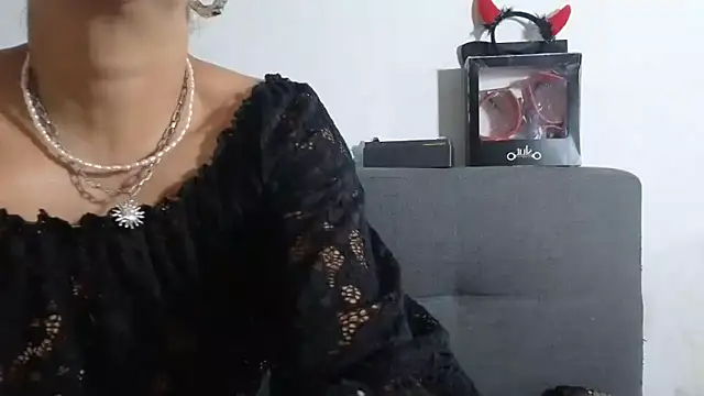 Amadamilf1980 online show from October 16, 2025, 8:17 pm