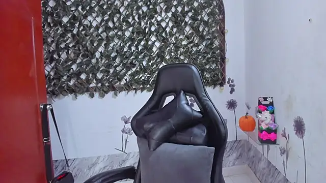 Snapshot of Sarahbrowm_ chatting on October 24, 2025, 6:51 pm Sarahbrowm online show from October 24, 2025, 6:51 pm