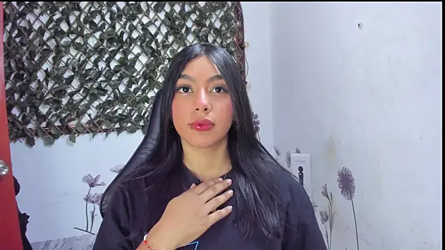 Snapshot of Sarahbrowm_ chatting on October 5, 2025, 6:31 pm Sarahbrowm online show from October 5, 2025, 6:31 pm