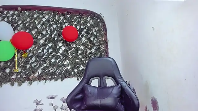 Snapshot of Sarahbrowm_ chatting on November 6, 2025, 7:51 pm Sarahbrowm online show from November 6, 2025, 7:51 pm