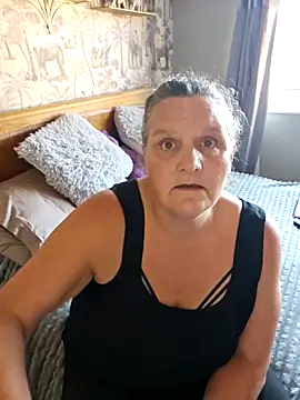 Snapshot of MissQueenBeex chatting on September 16, 2025, 4:41 pm MissQueenBeex online show from September 16, 2025, 4:41 pm