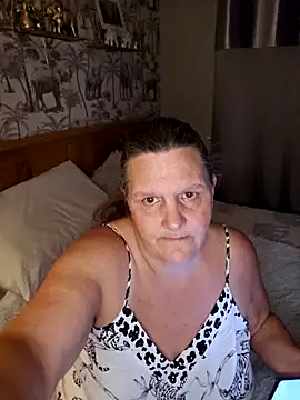 Snapshot of MissQueenBeex chatting on October 28, 2025, 10:09 pm MissQueenBeex online show from October 28, 2025, 10:09 pm