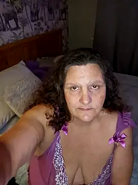 Snapshot of MissQueenBeex chatting on November 5, 2025, 7:28 pm MissQueenBeex online show from November 5, 2025, 7:28 pm