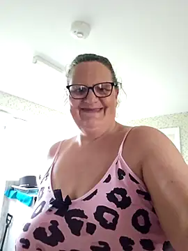 MissQueenBeex online show from April 19, 2026, 6:10 pm