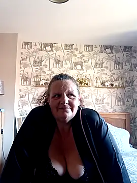 Snapshot of MissQueenBeex chatting on March 20, 2025, 12:00 pm MissQueenBeex online show from March 20, 2025, 12:00 pm