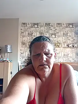 Snapshot of MissQueenBeex chatting on March 19, 2025, 2:35 pm MissQueenBeex online show from March 19, 2025, 2:35 pm