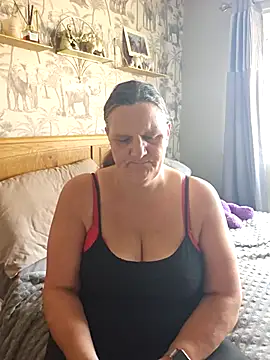 Snapshot of MissQueenBeex chatting on September 30, 2025, 1:39 pm MissQueenBeex online show from September 30, 2025, 1:39 pm