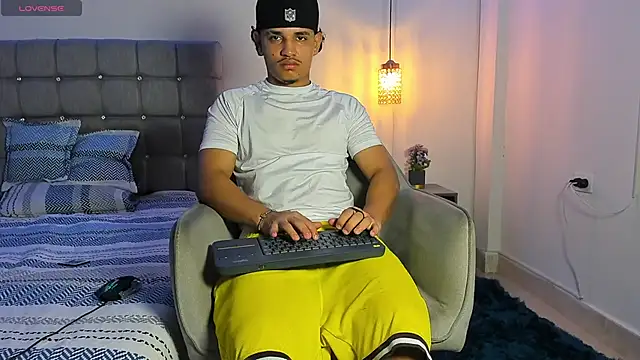 samxx muscle online show from October 5, 2025, 1:46 pm