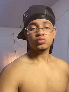 Snapshot of samxx_muscle chatting on April 13, 2026, 1:48 pm samxx muscle online show from April 13, 2026, 1:48 pm