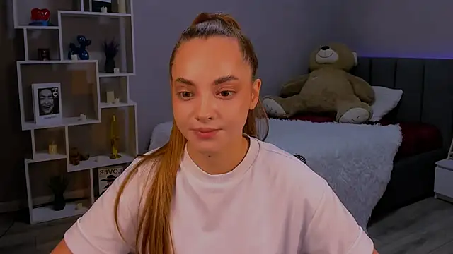 MelanieAlves online show from November 22, 2025, 12:37 pm