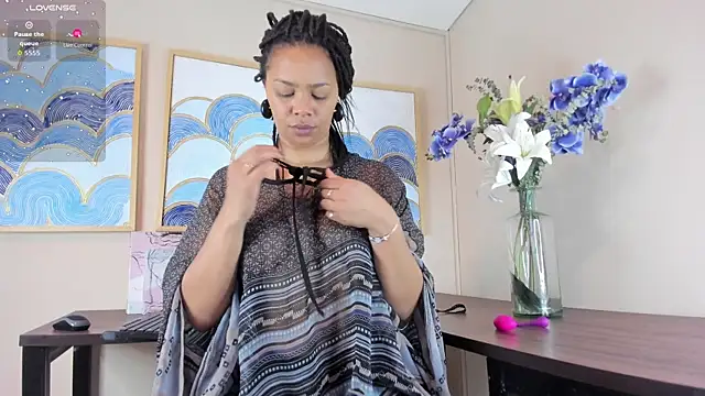 andrea xoe  online show from November 18, 2025, 5:16 pm