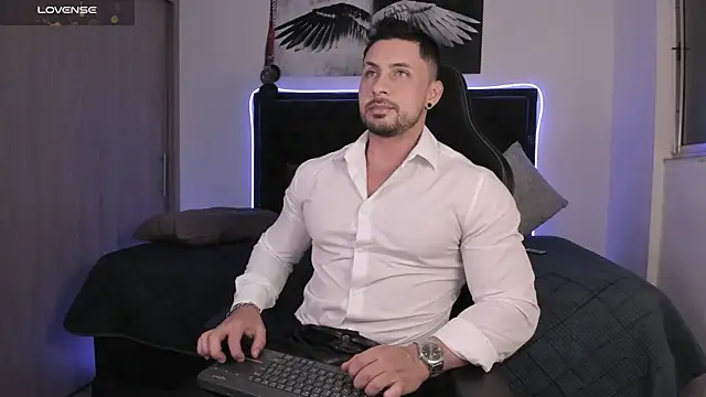 santi aesthetic online show from May 9, 2026, 3:54 am