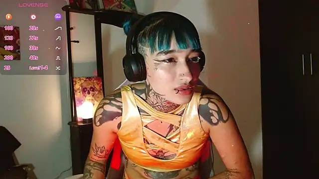 Snapshot of SharaRoss1 chatting on September 12, 2025, 4:23 am SharaRoss1 online show from September 12, 2025, 4:23 am