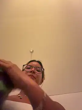 Snapshot of Pretty_roxxyy chatting on March 1, 2026, 2:11 am Pretty roxxyy online show from March 1, 2026, 2:11 am