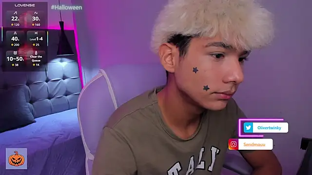 Snapshot of OliverTwinky chatting on October 17, 2025, 10:44 pm OliverTwinky online show from October 17, 2025, 10:44 pm