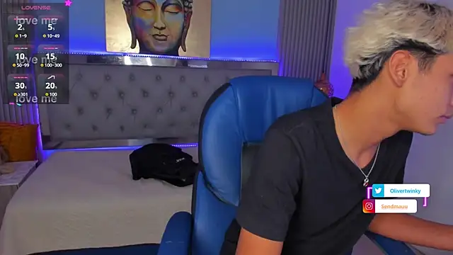 Snapshot of OliverTwinky chatting on November 12, 2025, 7:29 pm OliverTwinky online show from November 12, 2025, 7:29 pm