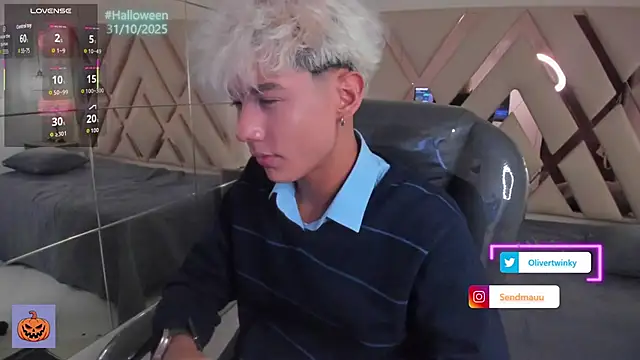 Snapshot of OliverTwinky chatting on October 22, 2025, 1:21 pm OliverTwinky online show from October 22, 2025, 1:21 pm