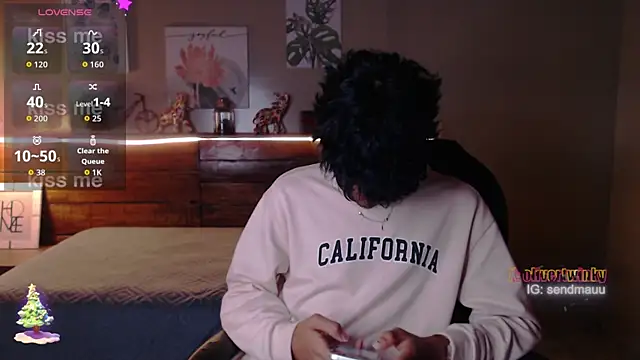 Snapshot of OliverTwinky chatting on November 25, 2025, 8:31 pm OliverTwinky online show from November 25, 2025, 8:31 pm