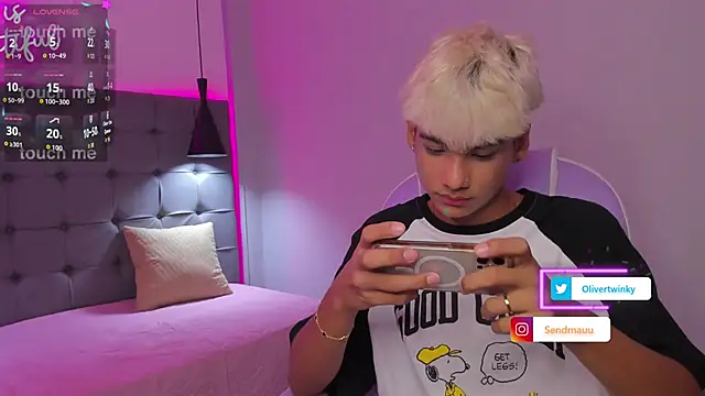 Snapshot of OliverTwinky chatting on October 2, 2025, 8:45 pm OliverTwinky online show from October 2, 2025, 8:45 pm