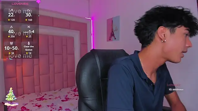 Snapshot of OliverTwinky chatting on November 20, 2025, 4:40 pm OliverTwinky online show from November 20, 2025, 4:40 pm