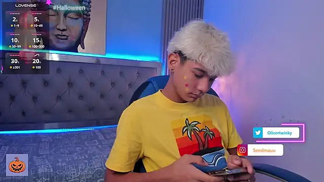 Snapshot of OliverTwinky chatting on October 5, 2025, 2:41 pm OliverTwinky online show from October 5, 2025, 2:41 pm