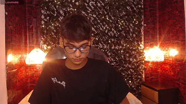 Snapshot of OliverTwinky chatting on March 21, 2025, 4:49 am OliverTwinky online show from March 21, 2025, 4:49 am