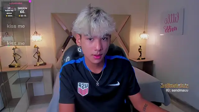 Snapshot of OliverTwinky chatting on November 15, 2025, 1:15 pm OliverTwinky online show from November 15, 2025, 1:15 pm