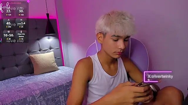 Snapshot of OliverTwinky chatting on September 12, 2025, 4:45 am OliverTwinky online show from September 12, 2025, 4:45 am