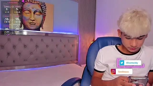 Snapshot of OliverTwinky chatting on September 28, 2025, 2:13 pm OliverTwinky online show from September 28, 2025, 2:13 pm