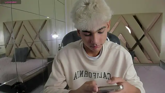 Snapshot of OliverTwinky chatting on September 25, 2025, 1:50 pm OliverTwinky online show from September 25, 2025, 1:50 pm