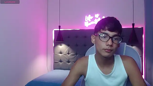 Snapshot of OliverTwinky chatting on March 23, 2025, 4:16 am OliverTwinky online show from March 23, 2025, 4:16 am