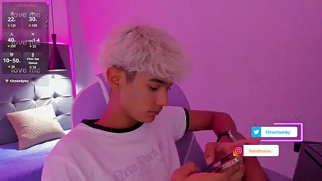 Snapshot of OliverTwinky chatting on September 16, 2025, 3:57 pm OliverTwinky online show from September 16, 2025, 3:57 pm