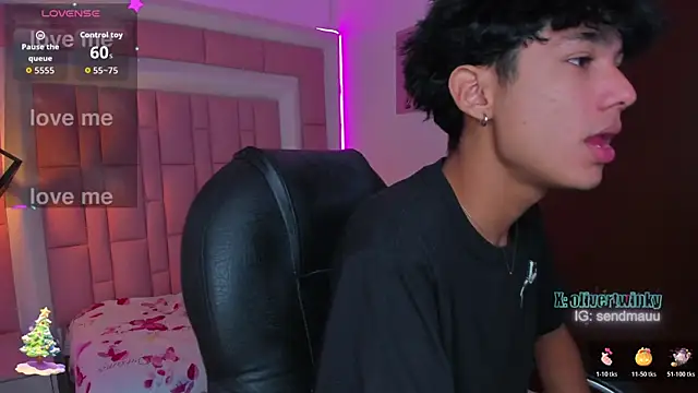 Snapshot of OliverTwinky chatting on November 21, 2025, 4:44 am OliverTwinky online show from November 21, 2025, 4:44 am