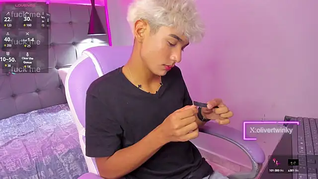 Snapshot of OliverTwinky chatting on September 10, 2025, 5:06 am OliverTwinky online show from September 10, 2025, 5:06 am