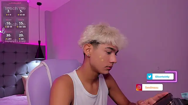 Snapshot of OliverTwinky chatting on September 29, 2025, 1:39 pm OliverTwinky online show from September 29, 2025, 1:39 pm