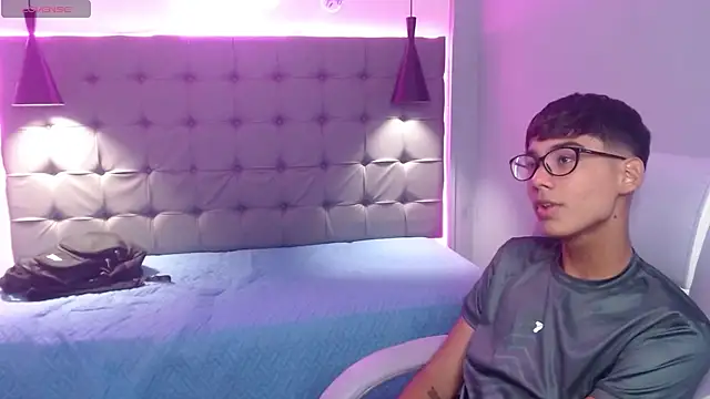 Snapshot of OliverTwinky chatting on March 22, 2025, 4:24 am OliverTwinky online show from March 22, 2025, 4:24 am