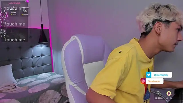 Snapshot of OliverTwinky chatting on November 5, 2025, 2:47 am OliverTwinky online show from November 5, 2025, 2:47 am